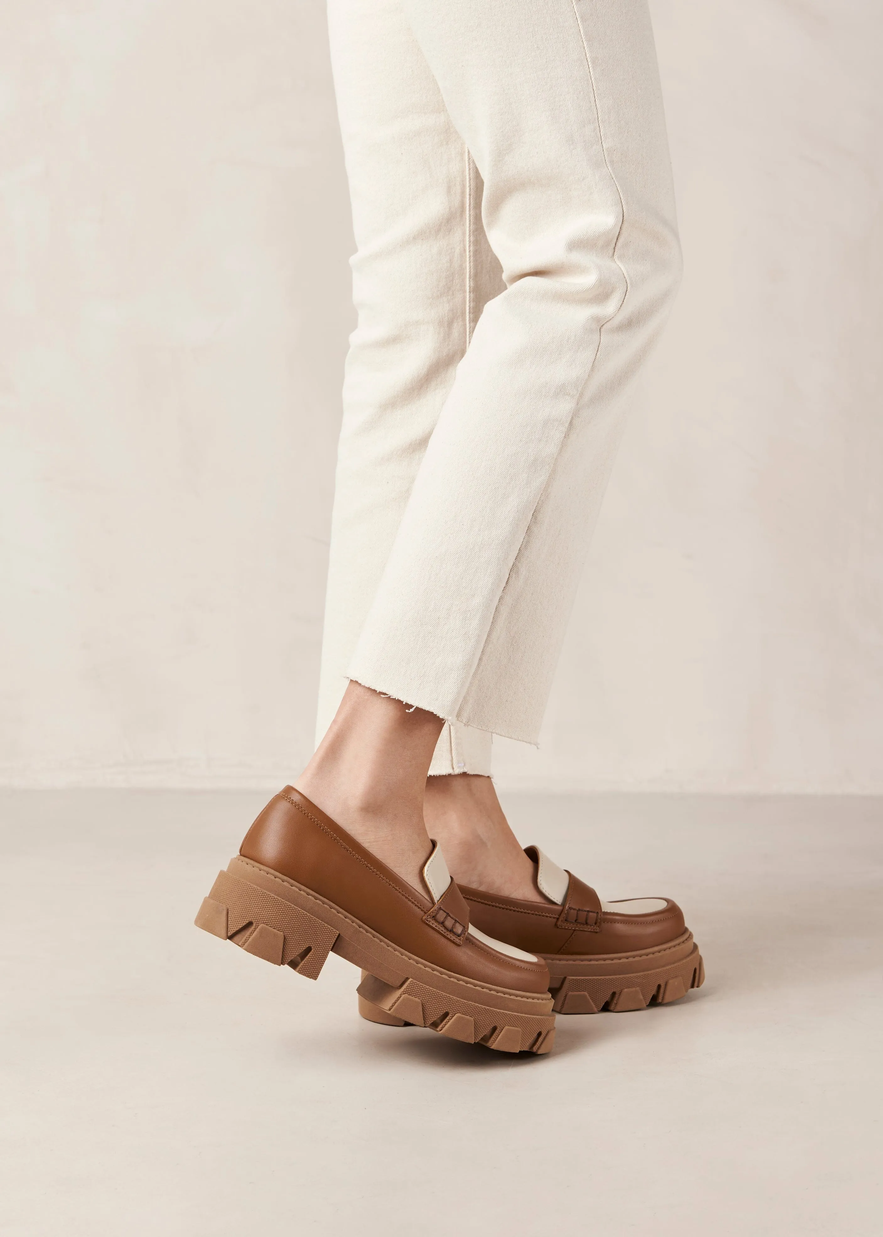 Trailblazer Bicolor Tan Cream Leather Loafers