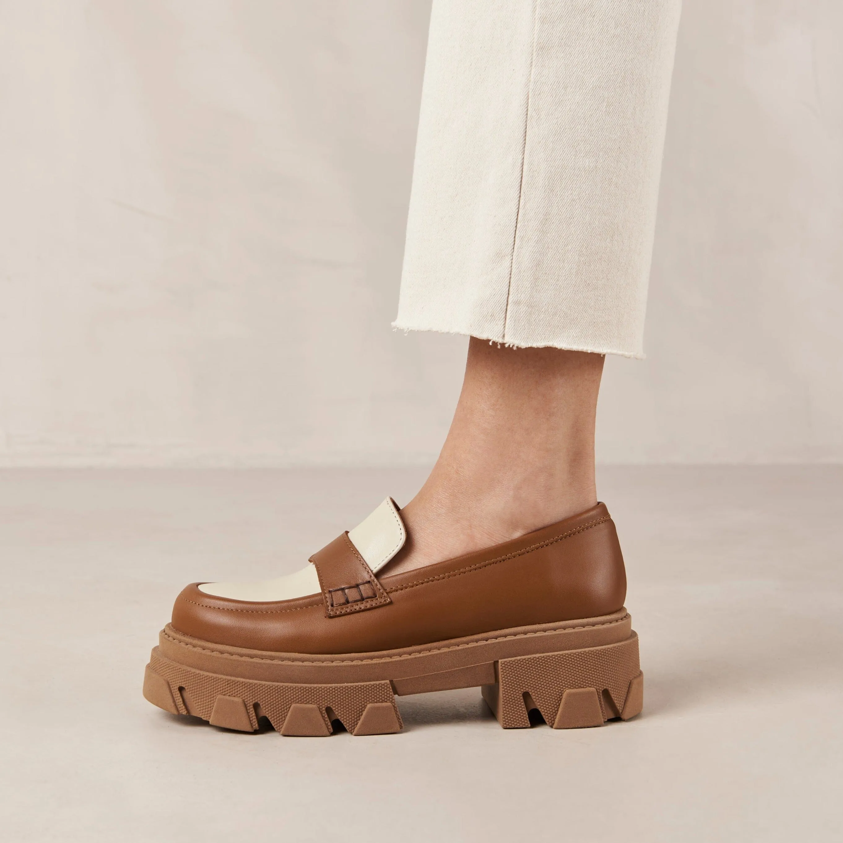 Trailblazer Bicolor Tan Cream Leather Loafers